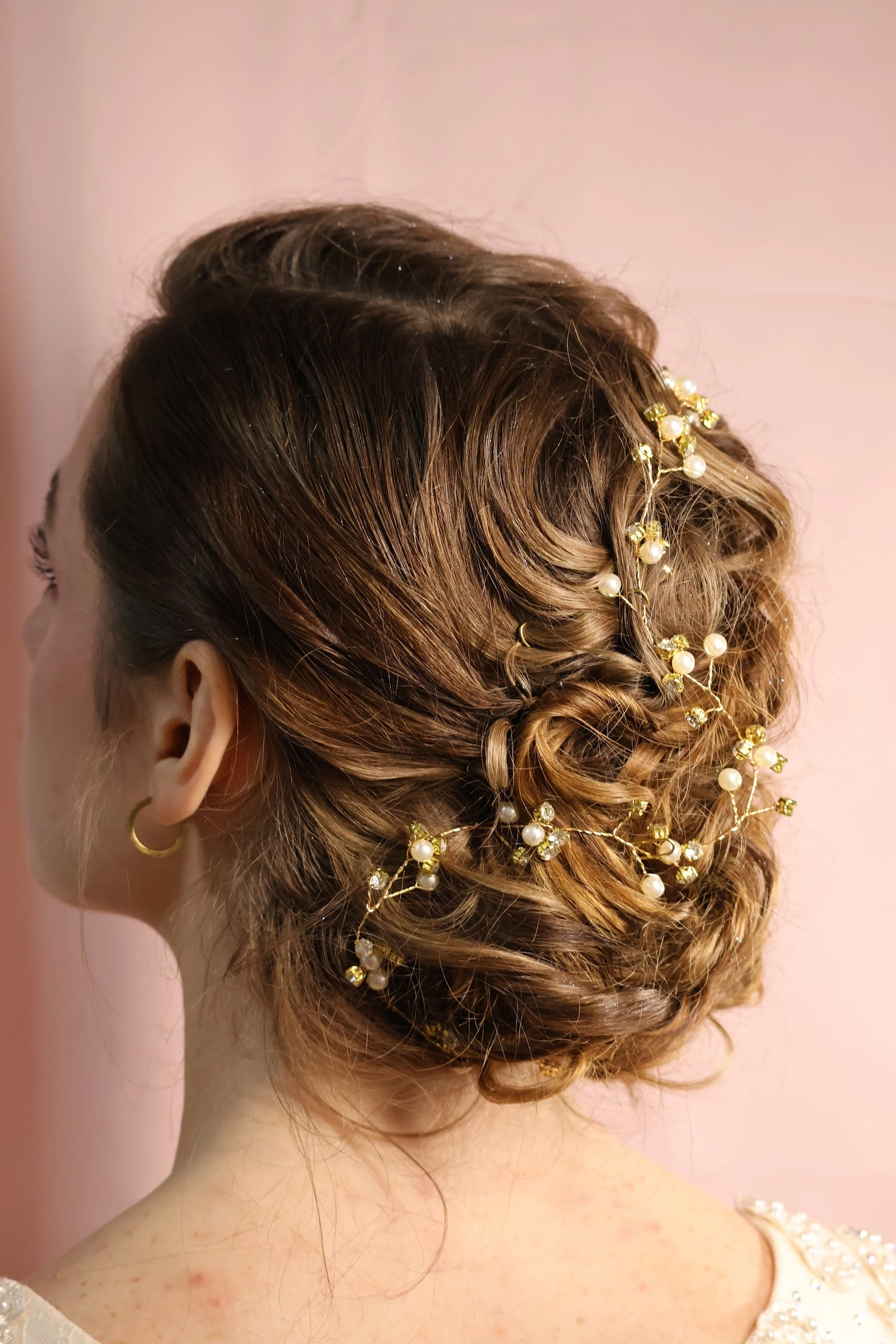 Detail eines eleganten Braut-Hairstylings