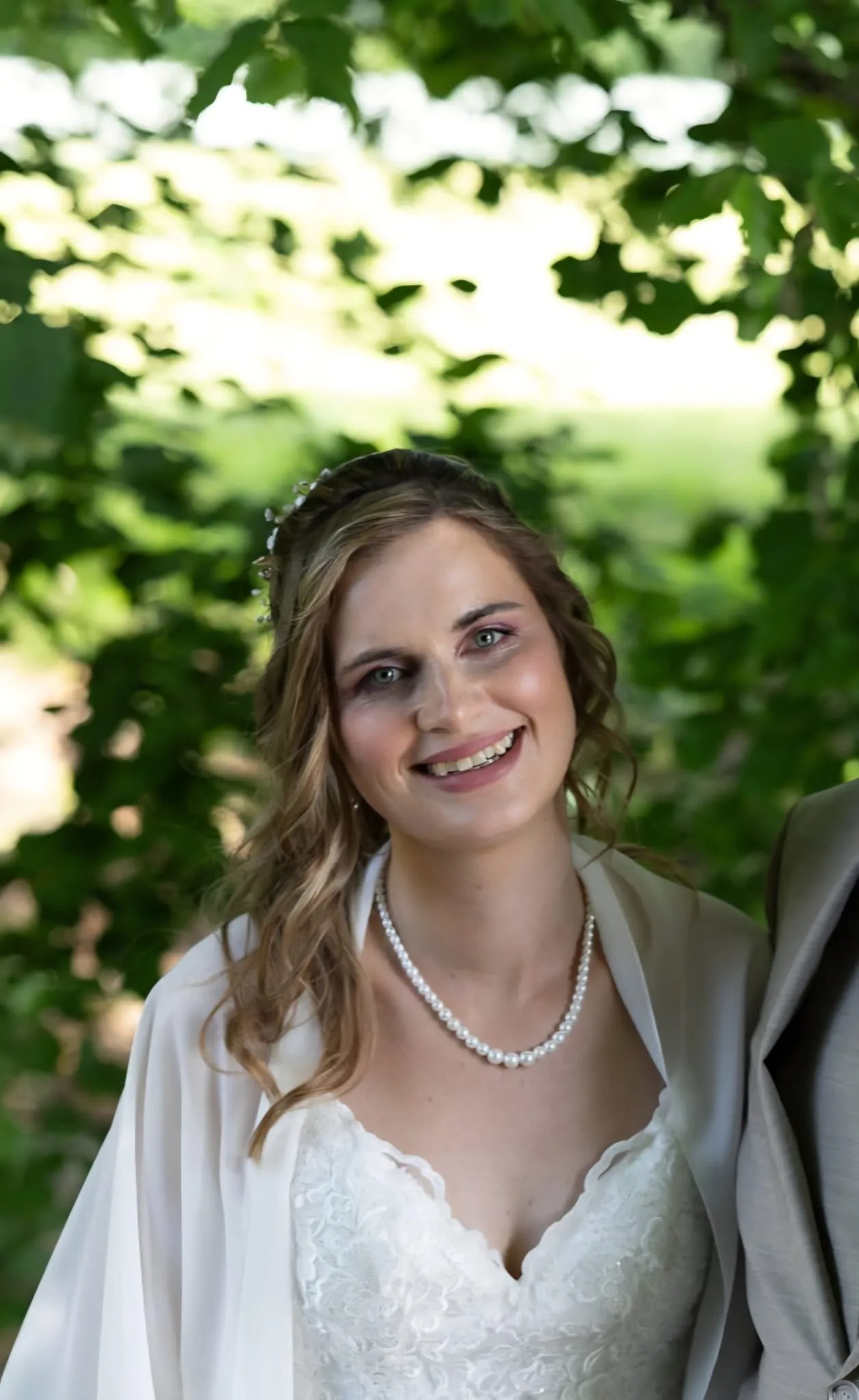 Braut mit elegantem, natürlichem Styling