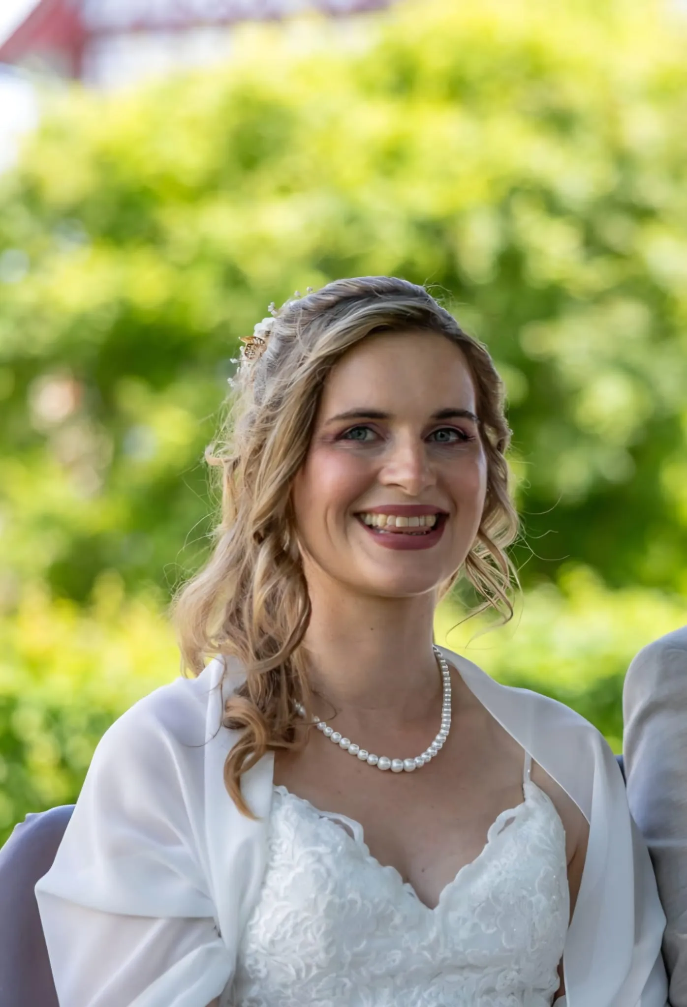 Braut mit natürlichem Make-up und weichem Hairstyling
