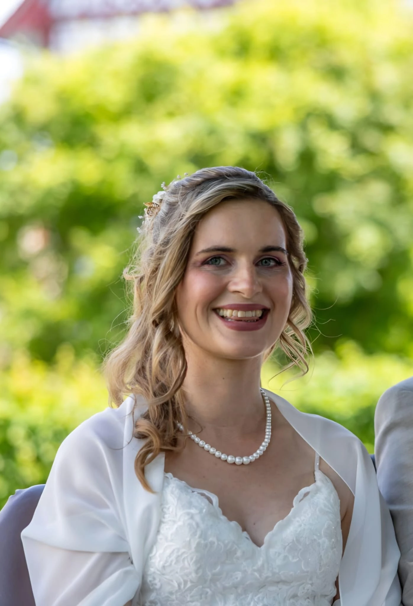 Strahlende Braut mit natürlichem Make-up und weichem Hairstyling