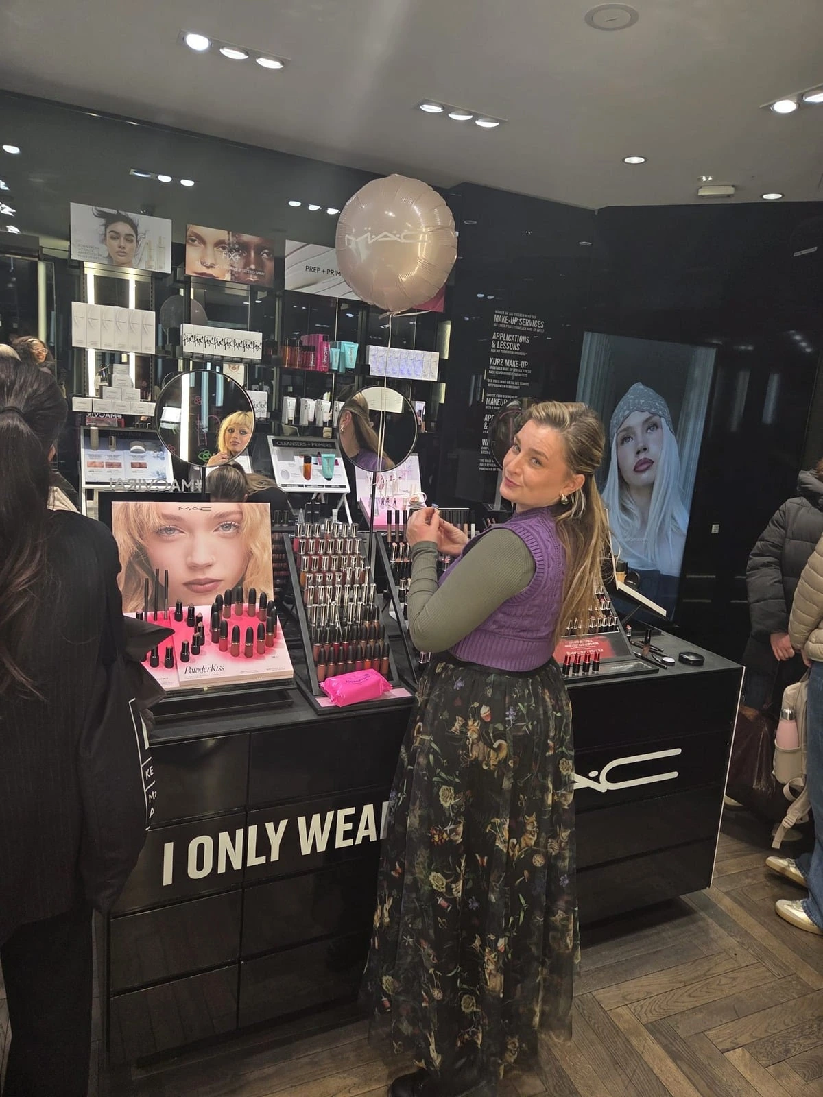 Ema beim Entdecken neuer Make-up-Produkte