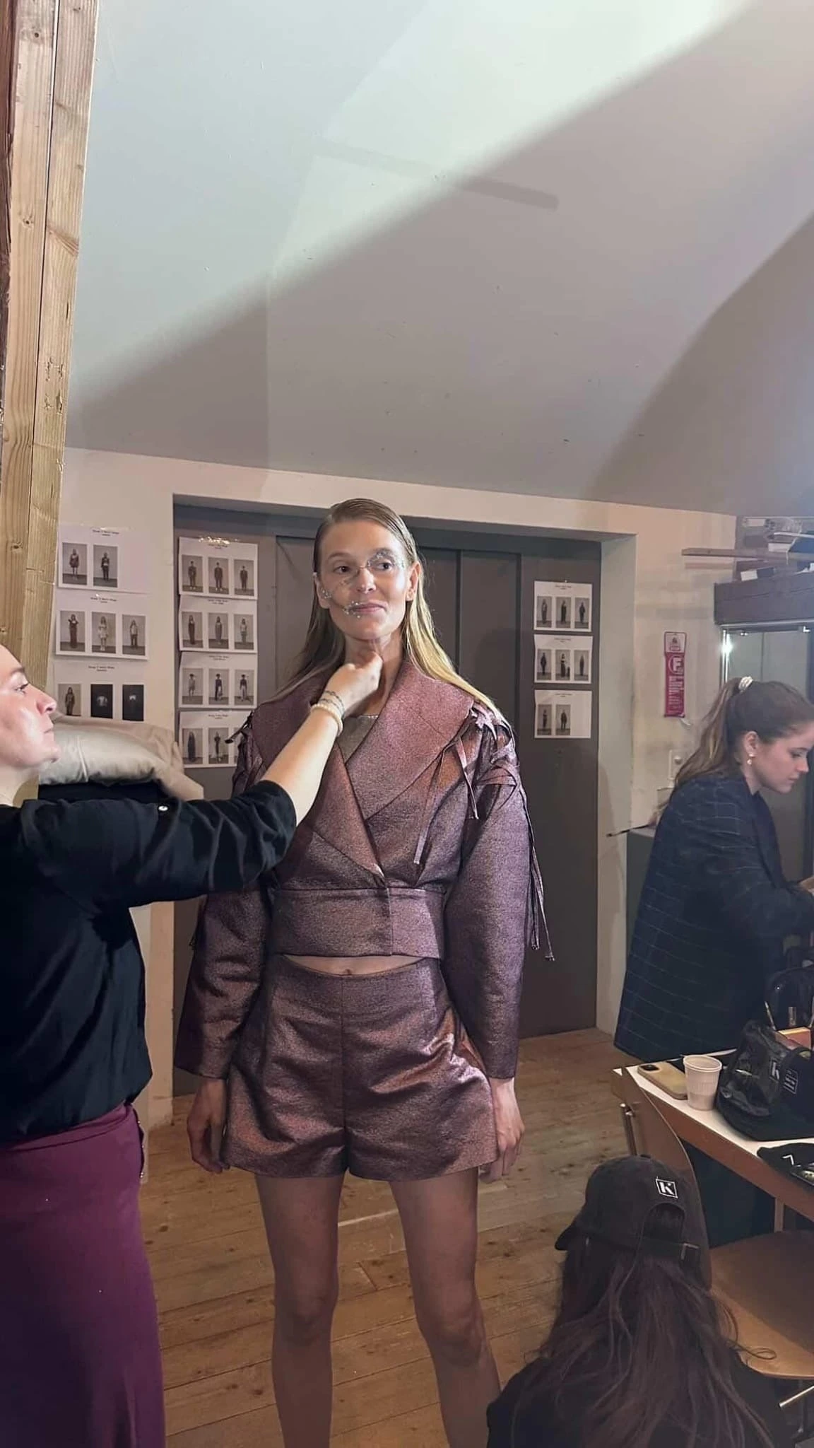 Make-up-Vorbereitung hinter den Kulissen einer Modenschau