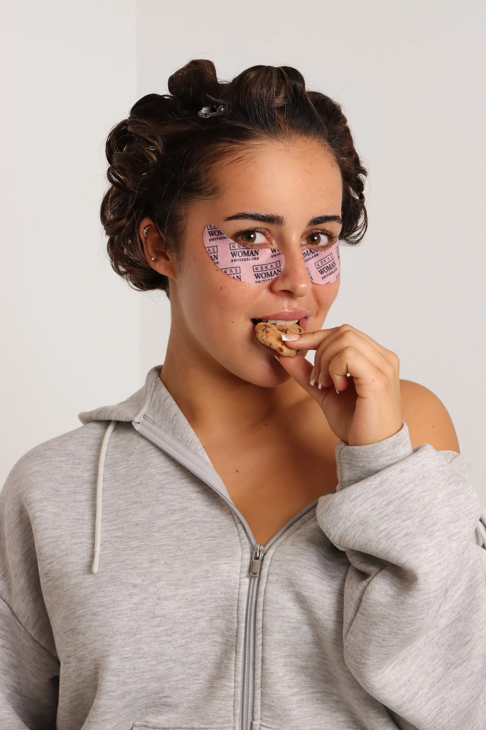 Model bei der entspannten Vorbereitung ihres Beauty-Looks